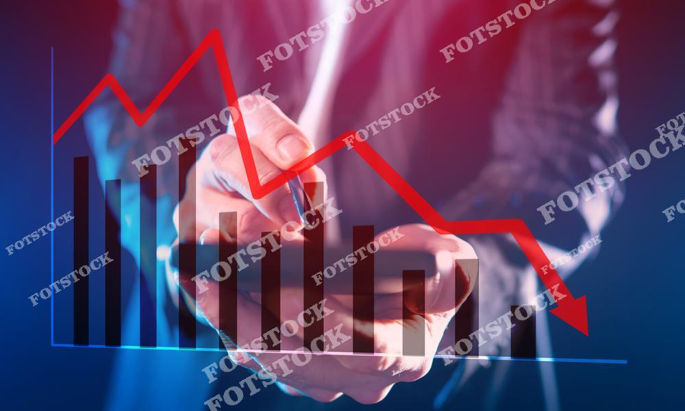 На изображении мужчина с помощью жеста руки указывает на графики с трендами, которые включают как рост, так и падение. Фон и графики создают впечатление анализа и прогнозирования финансовых показателей.
